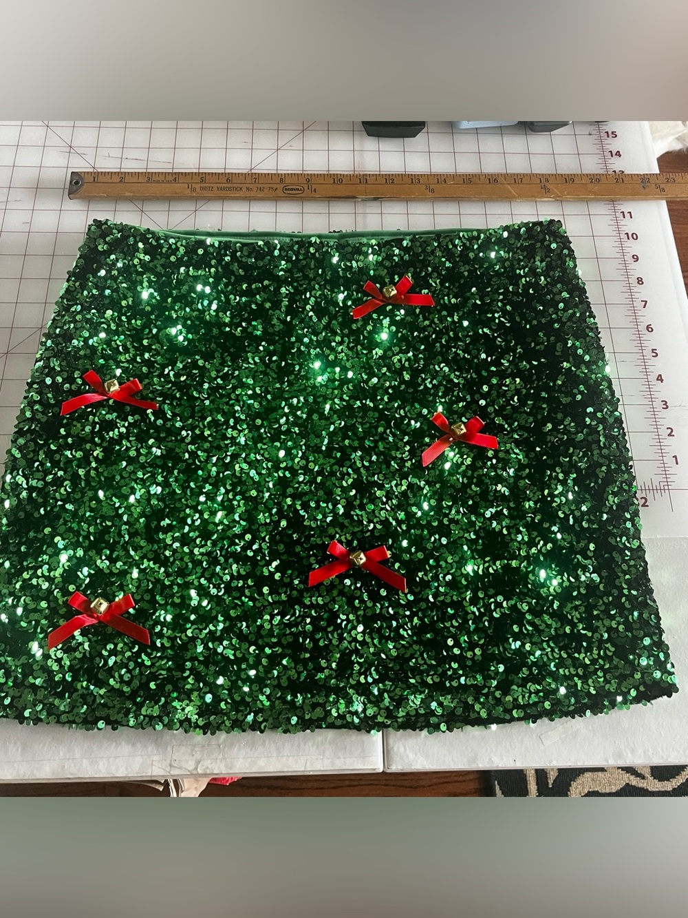 love on a hanger Green Sequin Mini Skirt with Red Bow Embellishments. XL. NWOT